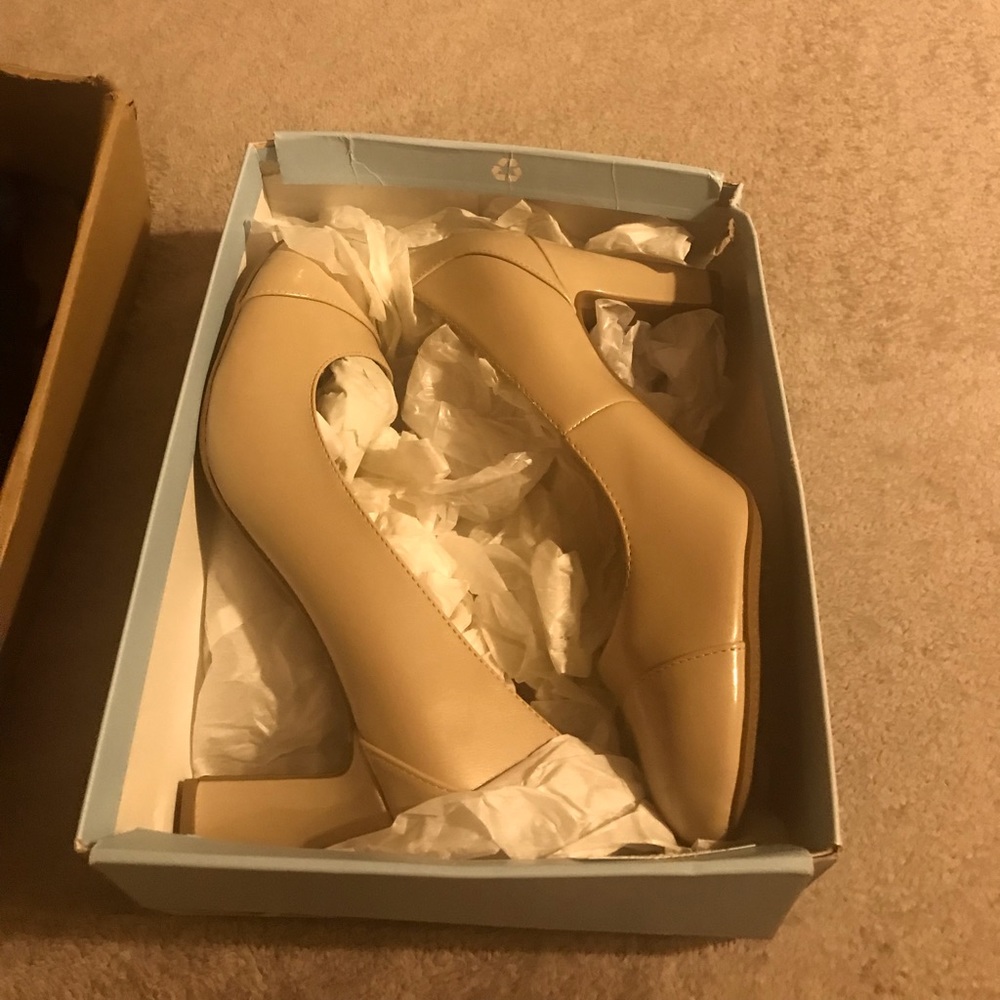 Tan colored heal/pump!  Shoe has never been worn!